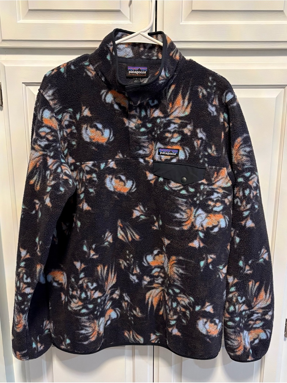 Patagonia women’s Snap-T Black Floral-Print Synchilla Pullover Fleece - Large